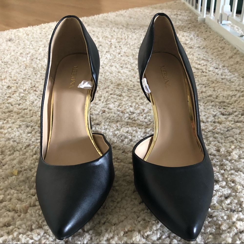 Black pointed pumps